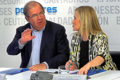 Juan Vicente Herrera dialoga con Cristina Cifuentes, en un momento del comité ejecutivo del Partido Popular.-ICAL