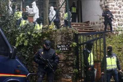 Agentes de la Policía Nacional en la vivienda donde fue detenido Mehdi Kacem.-JUAN HERRERO