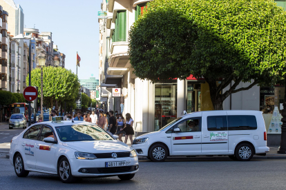 Dos taxistas realizan servicio en la parada de Plaza del Mío Cid. SANTI OTERO