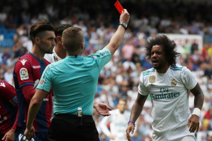 El lateral madridista Marcelo, en un apuro.-REUTERS / SUSANA VERA