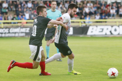 Iker Hernández persigue un balón en el último choque disputado en casa contra el CD Vitoria-Raúl G. Ochoa