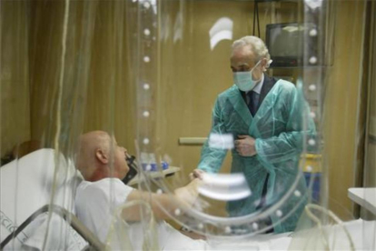 Josep Carreras, en una imagen de archivo, en la sala de trasplantes del Hospital Clínic.-ALBERT BERTRAN