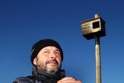 Fernando Garcés, junto a uno de los nidales instalados en Tierra de Campos.-BRÁGIMO