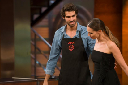 Juan Betancourt y Eva González, en la edición de este martes de Masterchef Celebrity, concurso gastronómico de TVE-1.-EL PERIÓDICO