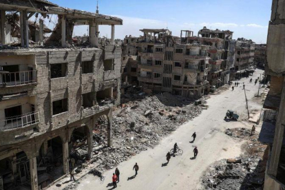 Edificios destruidos en un barrio de Duma, en Guta Oriental, principal feudo opositor cerca de Damasco (Siria), el 9 de marzo.-EFE / MOHAMMED BADRA
