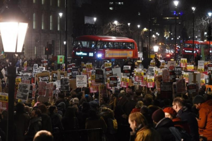 Cientos de personas protestan en Londres contra el veto de Trump a los ciudadanos de siete países de mayoría musulmana, este lunes.-EFE / FACUNDO ARRIZABALAGA