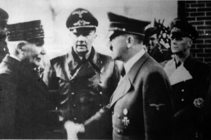 Hitler saluda al mariscal Pétain, en una fotografía tomada en 1940.-