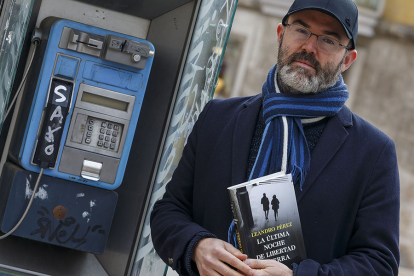 Leandro Pérez con un ejemplar de su última novela, 'La última noche de Libertad Guerra'. SANTI OTERO