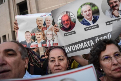 Manifestación en Estambul en julio del 2017 en apoyo a los periodistas del periódico Cumhuriyet, condenados hoy a prisión bajo cargos de terrorismo.-/ OZAN KOSE (AFP)