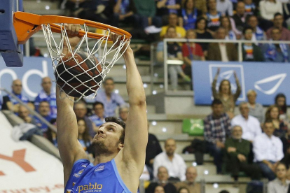 Zipser machaca el aro del Andorra.-SANTI OTERO