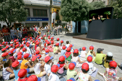 Decenas de niños y niñas siguen una actuación de marionetas durante las Fiestas de San Pedro, en una imagen de archivo.