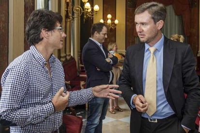 El alcalde, Javier Lacalle, y el presidente de los libreros, Álvaro Manso, durante la firma del convenio que unifica las ayudas anuales.-RAÚL G. OCHOA
