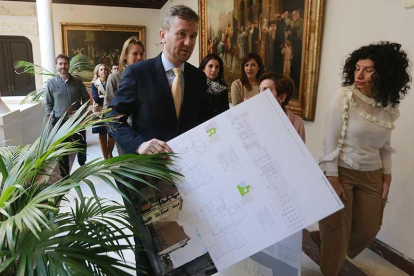 El alcalde porta el proyecto ganador, acompañado por miembros del jurado.-RAÚL G. OCHOA