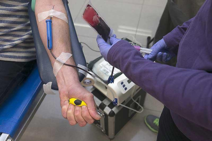 Un voluntario dona sangre.-RAÚL G. OCHOA