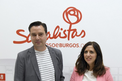 La secretaria general del PSOE de Burgos y diputada nacional, Esther Peña, y el secretario general de la Agrupación Local y candidato socialista al Ayuntamiento, Daniel de la Rosa, ofrecen una rueda de prensa para analizar los pactos en las distintas inst-ICAL