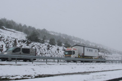 Vehículos en la A-67, en el límite de Palencia con Cantabria-ICAL
