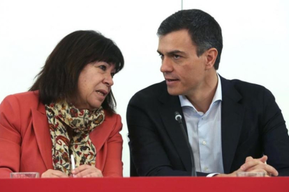 a presidenta del PSOE, Cristina Narbona, y el secretario general, Pedro Sánchez, este martes en la sede del partido.-DAVID CASTRO
