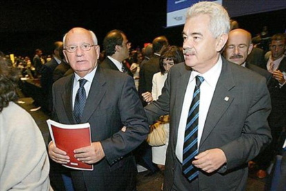 Pasqual Maragall pasea del brazo a Mijail Gorbachov por el Fòrum Urbano Mundial, que inauguró en el 2004.-DANNY CAMINAL