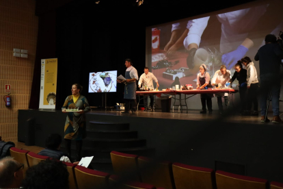 La exhibición de los cocineros de la comarca se celebró ayer  sobre el escenario del Teatro Gran Casino. AGALSA