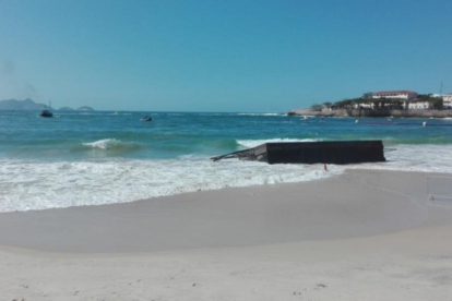 La plataforma desde la que debían saltar los nadadores de aguas abiertas, destrozada por las olas y varada en Copacabana.-KIKO HERVÁS