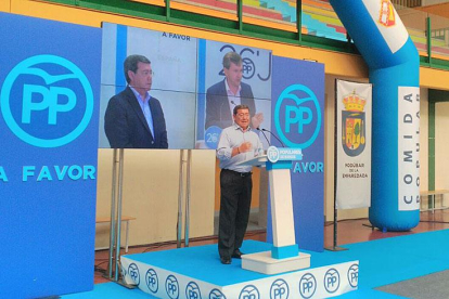 El líder provincial de los populares se dirigió a sus compañeros, ayer, antes de la comida en el polideportivo de Modúbar.-ECB