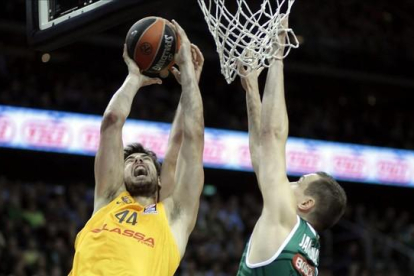 Tomic, del Barça, y Jankunas, del Zalgiris, en el reciente partido de Euroliga de los dos equipos.-EFE / VALDA KALNINA