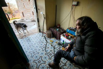 Juan López, uno de los vecinos de Jaramillo Quemado, sentado a la puerta de su casa. FOTOS: TOMÁS ALONSO