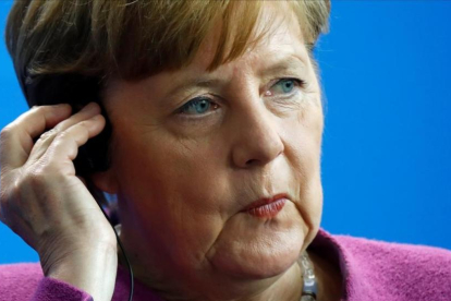 La cancillera alemana Angela Merkel en una rueda de prensa hoy jueves en Berlín.-/ REUTERS / FABRIZIO BENSCH