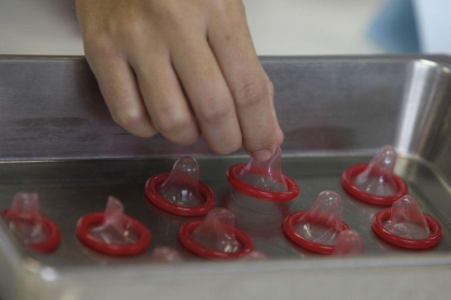 Un inspector de salud supervisa los condones de una fábrica en la provincia india de Nonthaburi.-CHAIWAT SUBPRASOM (REUTERS)