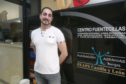 Abraham Jiménez posa en el centro de Fuentecillas de Fundación Aspanias.-RAÚL G. OCHOA