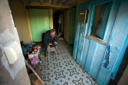 Juan López, uno de los vecinos de Jaramillo Quemado, mata el tiempo jugando un solitario en su casa. FOTOS: TOMÁS ALONSO
