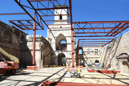 Las obras de colocación de la cubierta en el  Monasterio de San Juan muestran su avance.-ISRAEL L. MURILLO