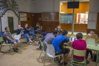 Alrededor de 30 personas han pasado la noche de este viernes en el Institut Miquel Tarradell, en el Raval barcelonés.-FERRAN SENDRA