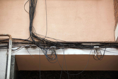 Maraña de cables en una fachada de la capital burgalesa. TOMÁS ALONSO
