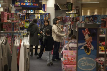 ARCHIVO / CARLOS MONTAÑÉS La sección de juguetes de un centro comercial de Barcelona.-