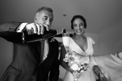 Una familia brinda antes de la boda. PABLO MORQUECHO