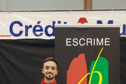 Ibáñez posa con el trofeo conquistado en Colmar.-ECB