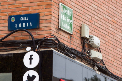 Cajas de conexión y cables en una fachada entre la calle Soria y la avenida Reyes Católicos. TOMÁS ALONSO