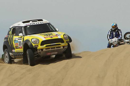 El Dakar 2016 ha echado a andar. La octava edición en tierras suramericanas comenzará en Lima el 3 de enero, atravesará Bolivia y terminará en Rosario el 16 de enero, según han desvelado los organizadores. Tras dos años de ausencia, el rali volverá a Perú-EFE