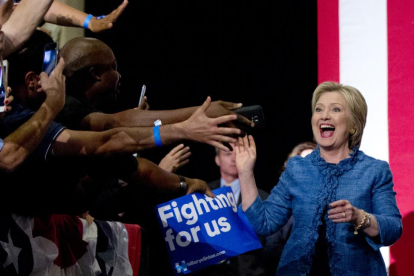 Hillary Clinton saluda a sus seguidores a su llegada a un acto electoral en Palm Beach (Florida).-AP / CAROLYN KASTER
