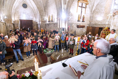Instante de la celebración de la Misa de la Luz en la Real y Antigua de Gamonal. TOMÁS ALONSO