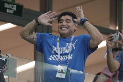 Maradona hace uno de sus clásicos shows en las gradas del estadio Nizhny Novgorod.-RICARDO MAZALÁN
