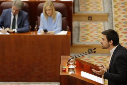 Ramón Espinar (Podemos) defiende la moción de censura en la Asamblea de Madrid contra la presidenta, Cristina Cifuentes (PP).-JOSÉ LUIS ROCA