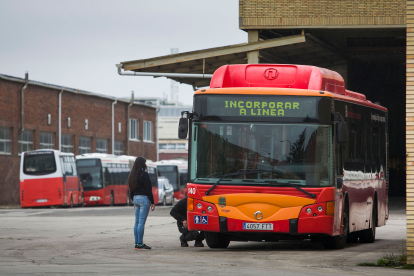 Las cocheras de los autobuses municipales se encuentran en la carretera de Poza. TOMÁS ALONSO