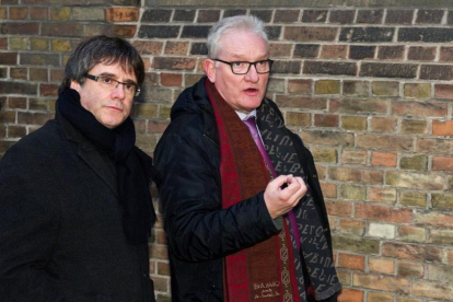 Carles Puigdemont y el senador Pol van den Driessche, en Brujas (Bélgica)-/ HORST WAGNER (EFE)