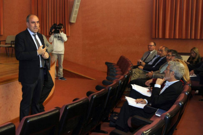 El presidente de la Diputación de Palencia, José María Hernández, presenta la Guía para la implantación de la Ley de Transparencia en los municipios de la provincia. Junto a él, el secretario general del Ayuntamiento de Valladolid, Valentín Merino (I)-Ical
