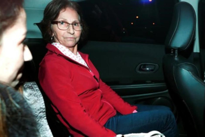 Aparecida Schunck, la suegra de Bernie Ecclestone, abandona la comisaria tras ser liberada.-LEONARDO BENASSATTO / REUTERS