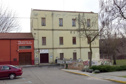 El edificio de El Molino, vacío en la actualidad tras la marcha de la IGP Lechazo, consta de cuatro plantas.-L. V.