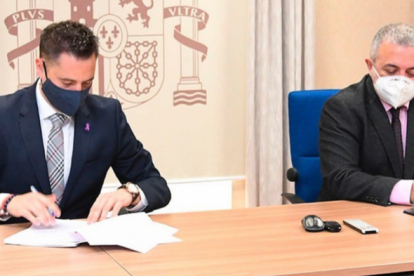 El alcalde, Daniel de la Rosa, firma el protocolo de VioGén con el subdelegado del Gobierno Pedro de la Fuente. ICAL