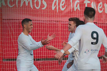 Los jugadores del Burgos CF celebran el tanto de Iago. TWITTER / @BURGOSCF